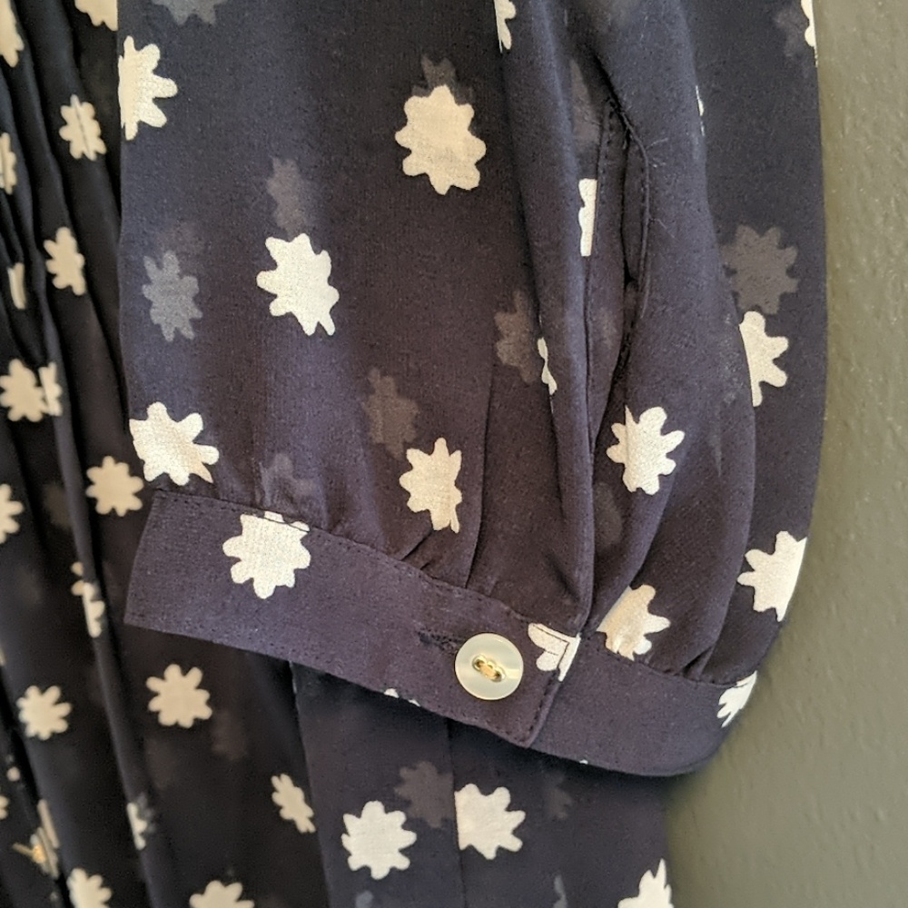Light & Flowy Floral Button down 💮🌸 - Picture 3 of 4